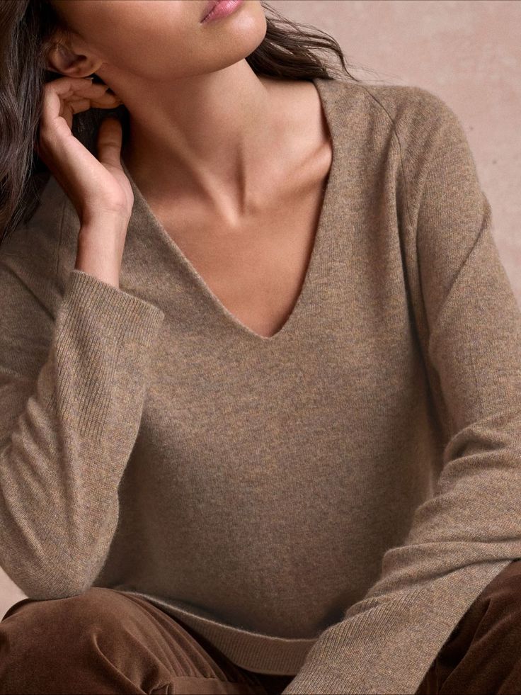 V-Neck Fitted Cashmere Sweater